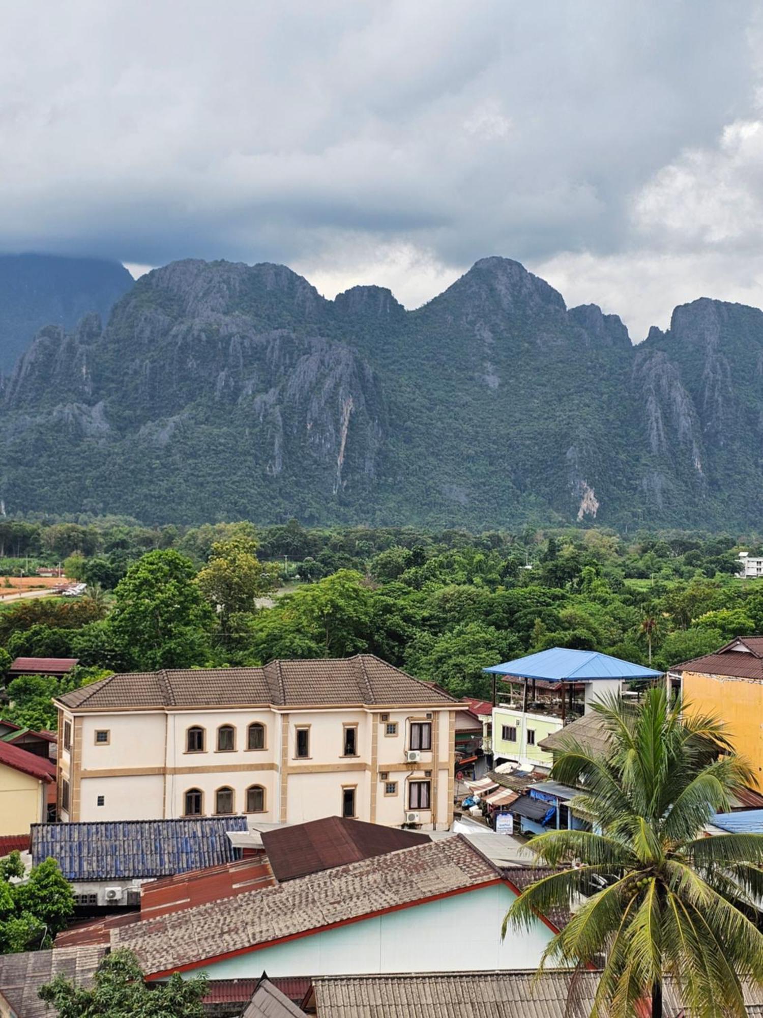 Sky Hotel Vang Vieng Esterno foto