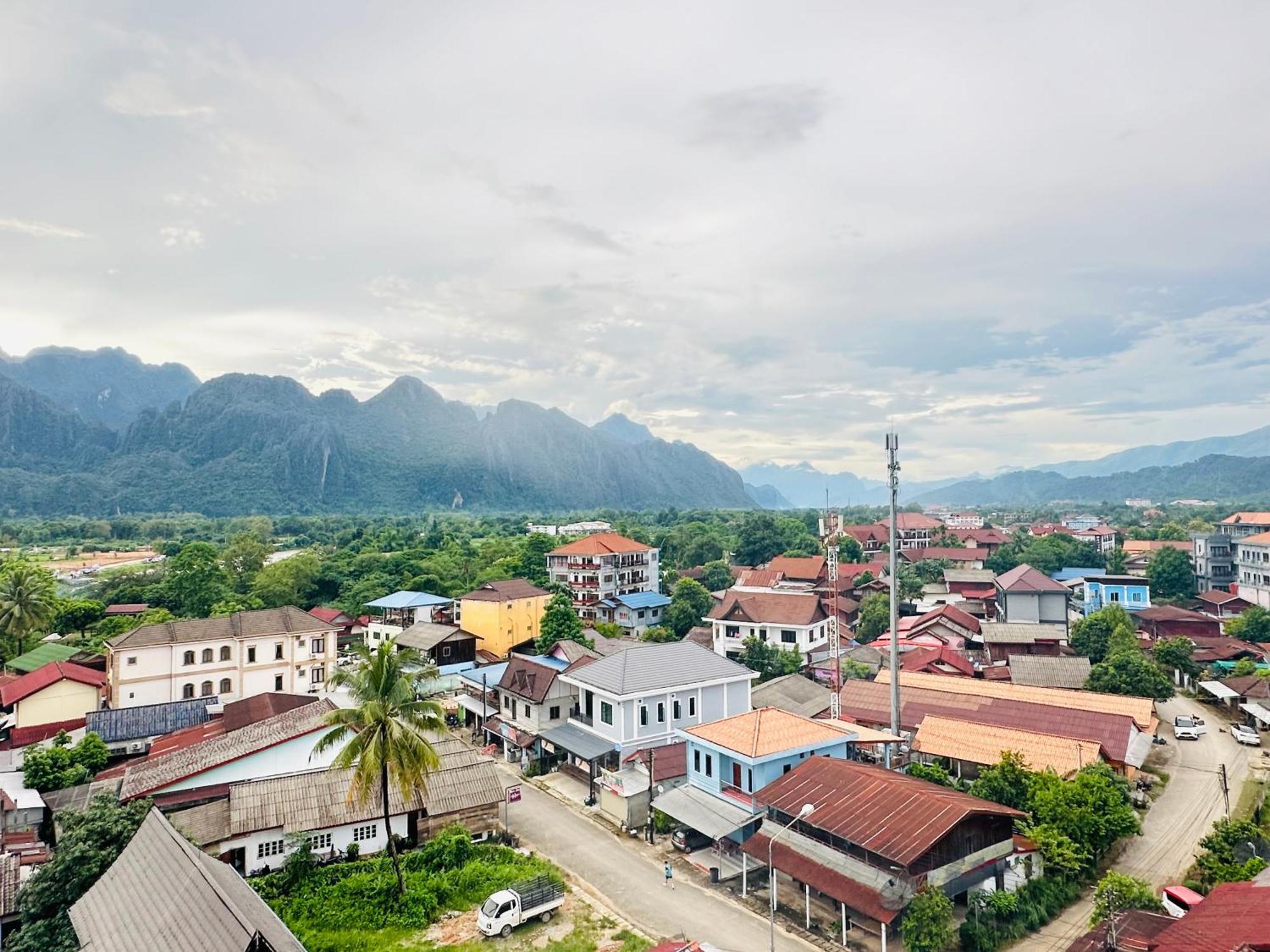 Sky Hotel Vang Vieng Esterno foto