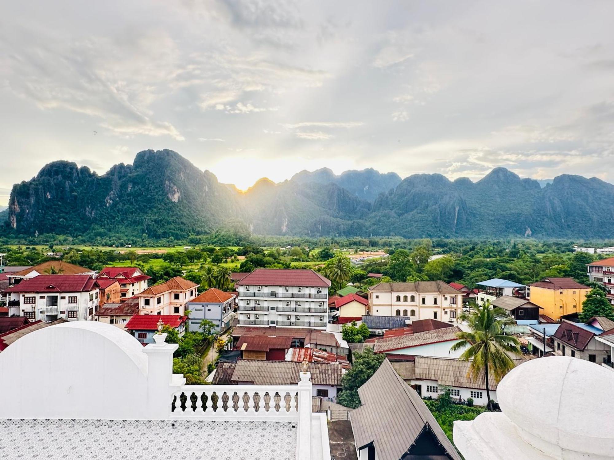 Sky Hotel Vang Vieng Esterno foto