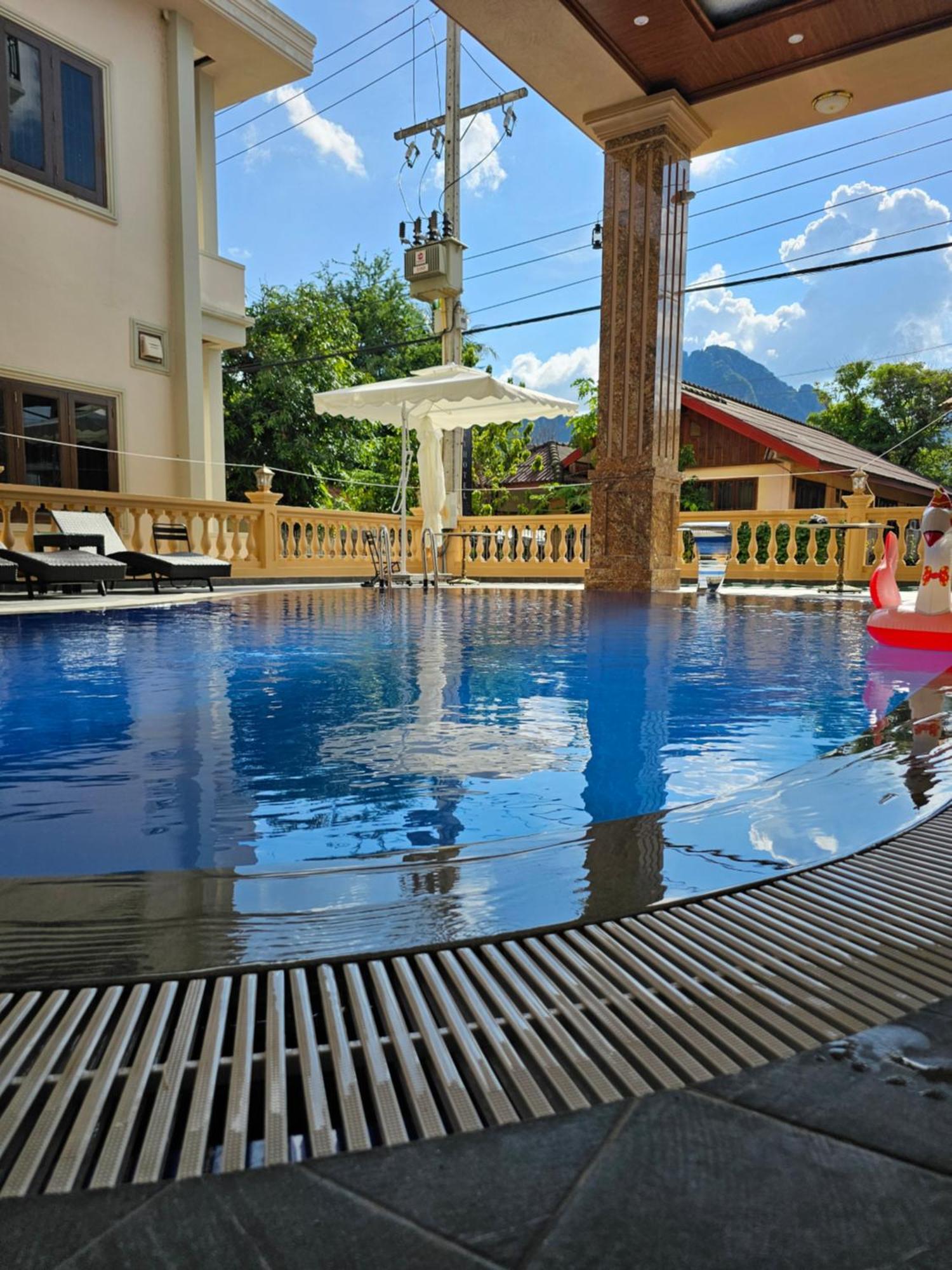 Sky Hotel Vang Vieng Esterno foto