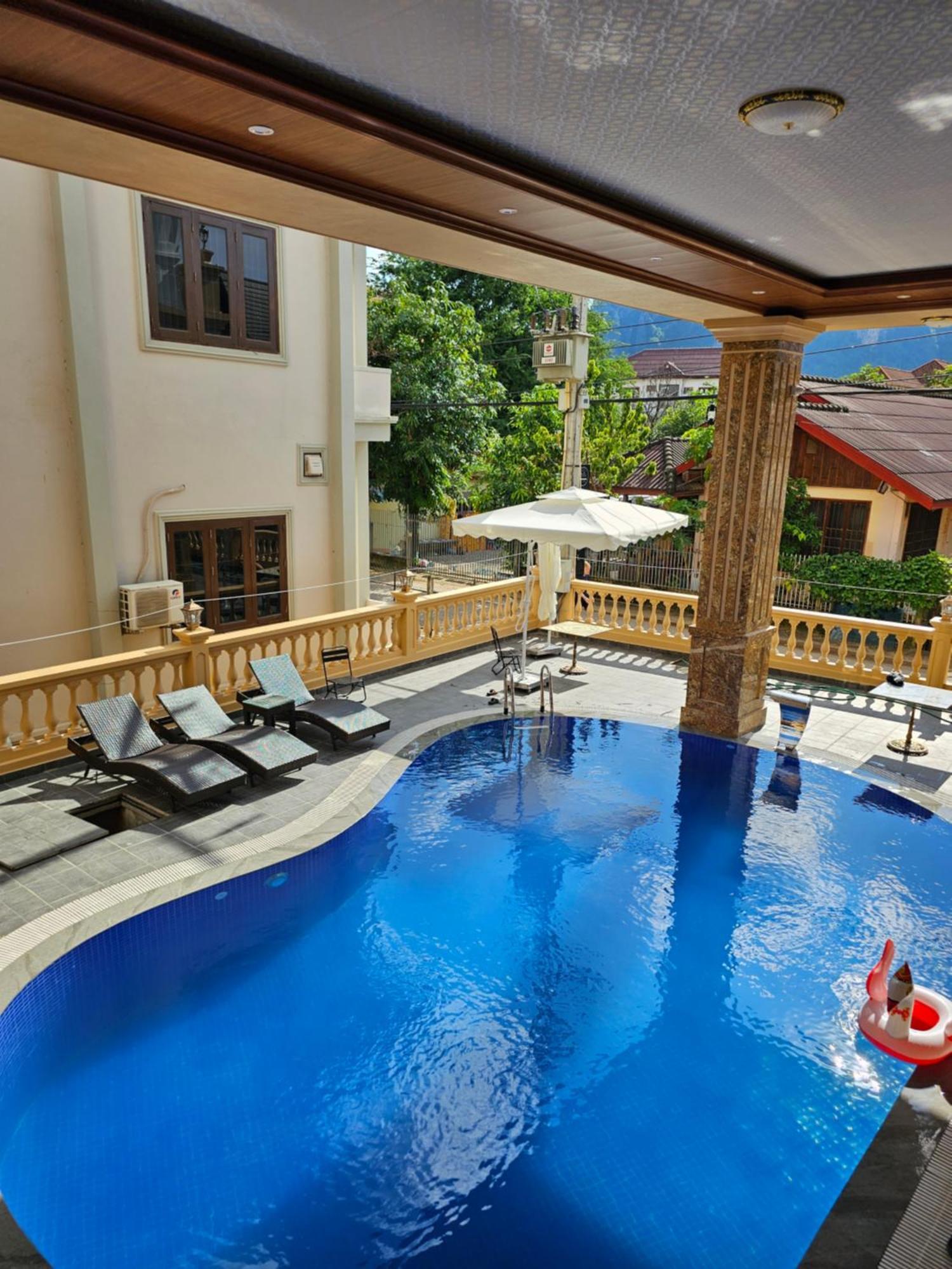 Sky Hotel Vang Vieng Esterno foto
