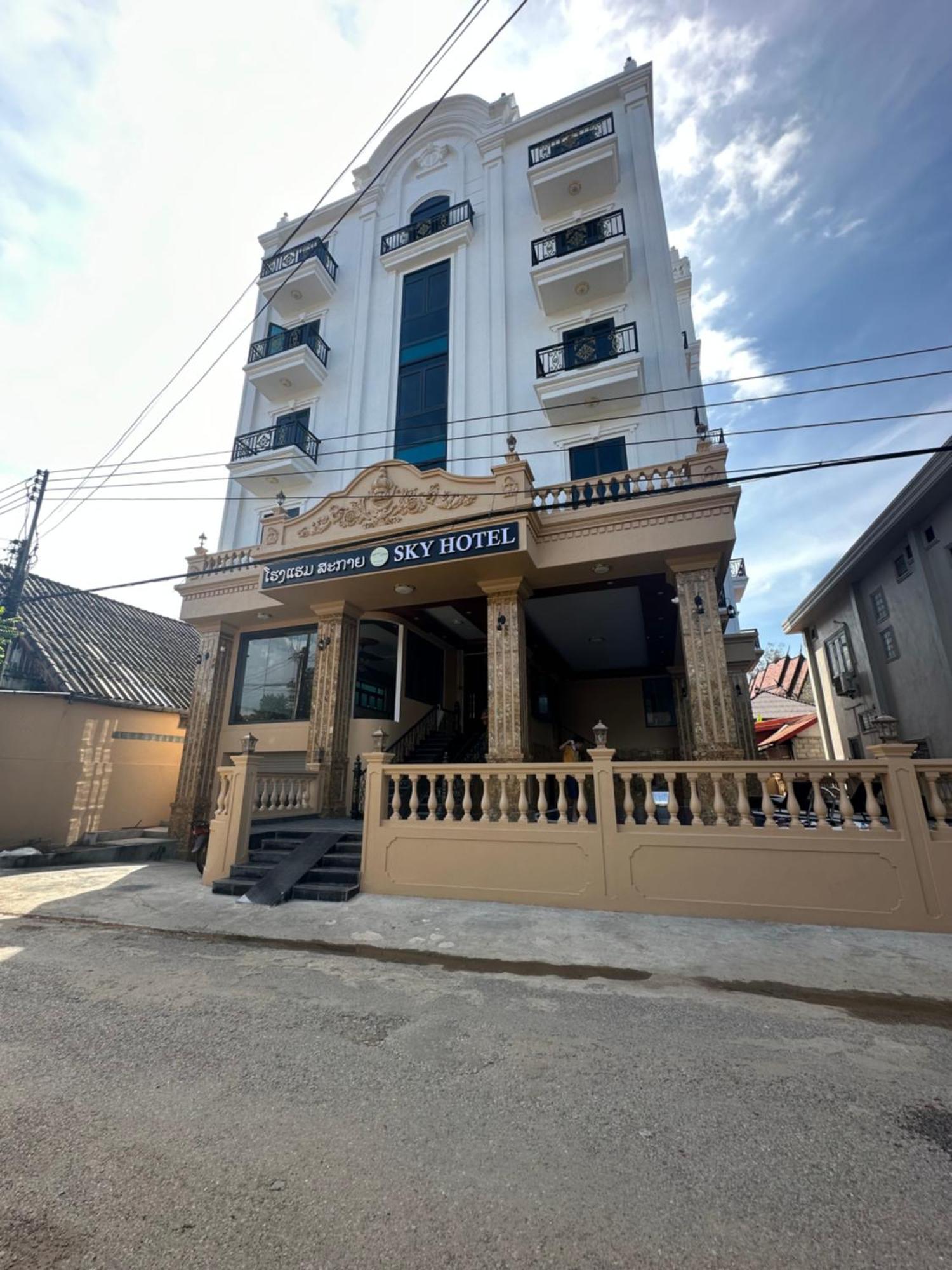 Sky Hotel Vang Vieng Esterno foto