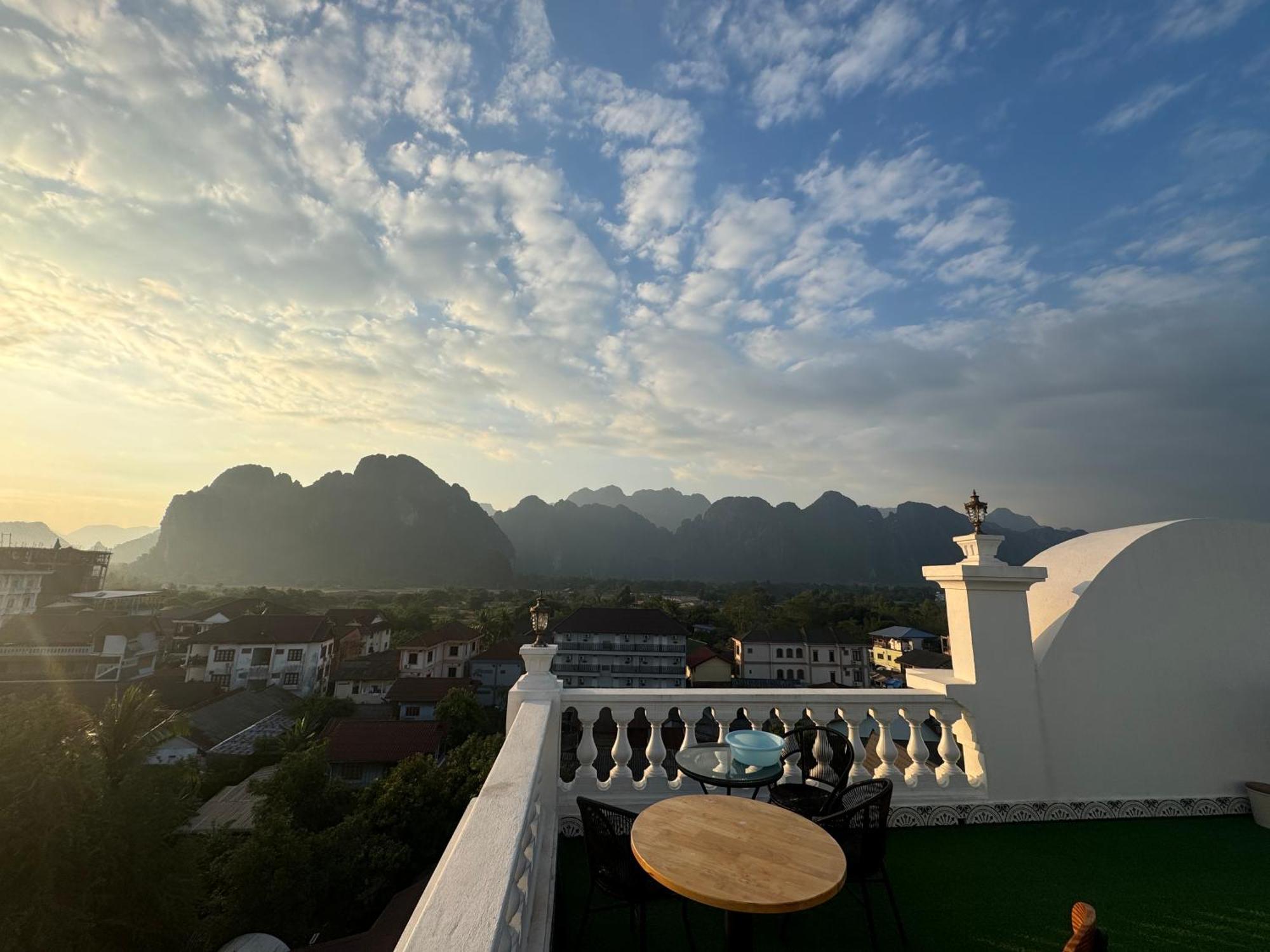 Sky Hotel Vang Vieng Esterno foto