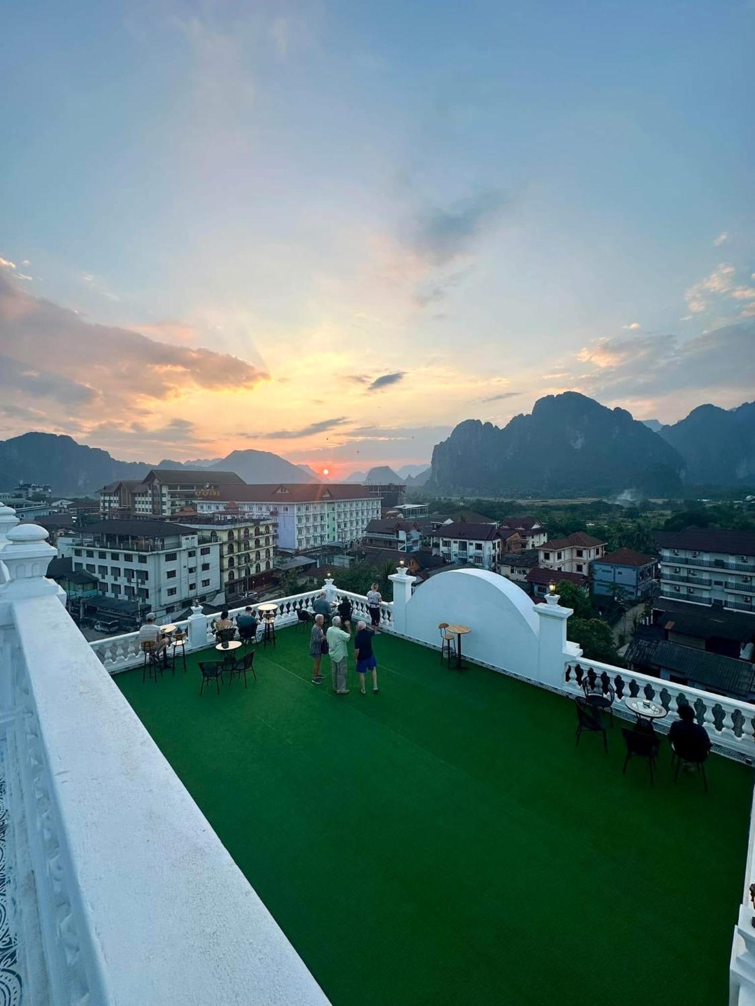 Sky Hotel Vang Vieng Esterno foto